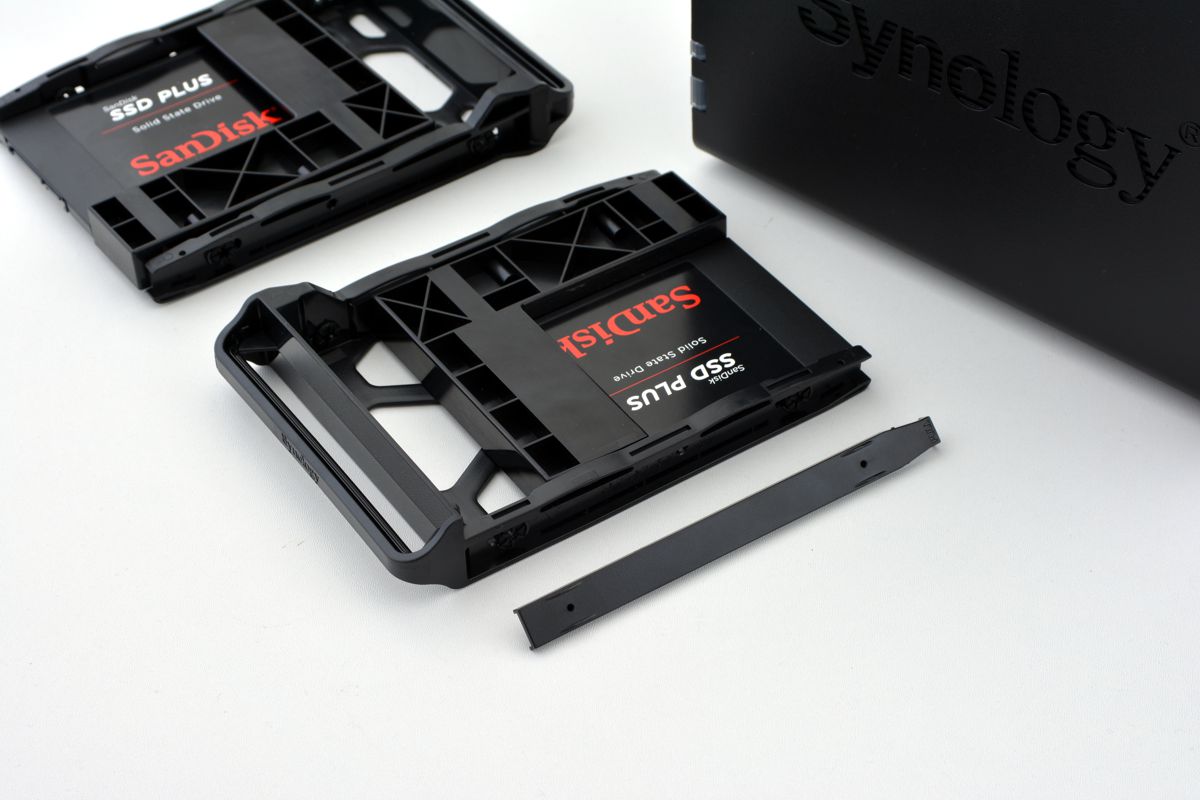 hardware_04_ds220plus_with-ssds2.jpg