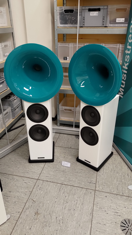 horn_weiss_wasserblau.jpg