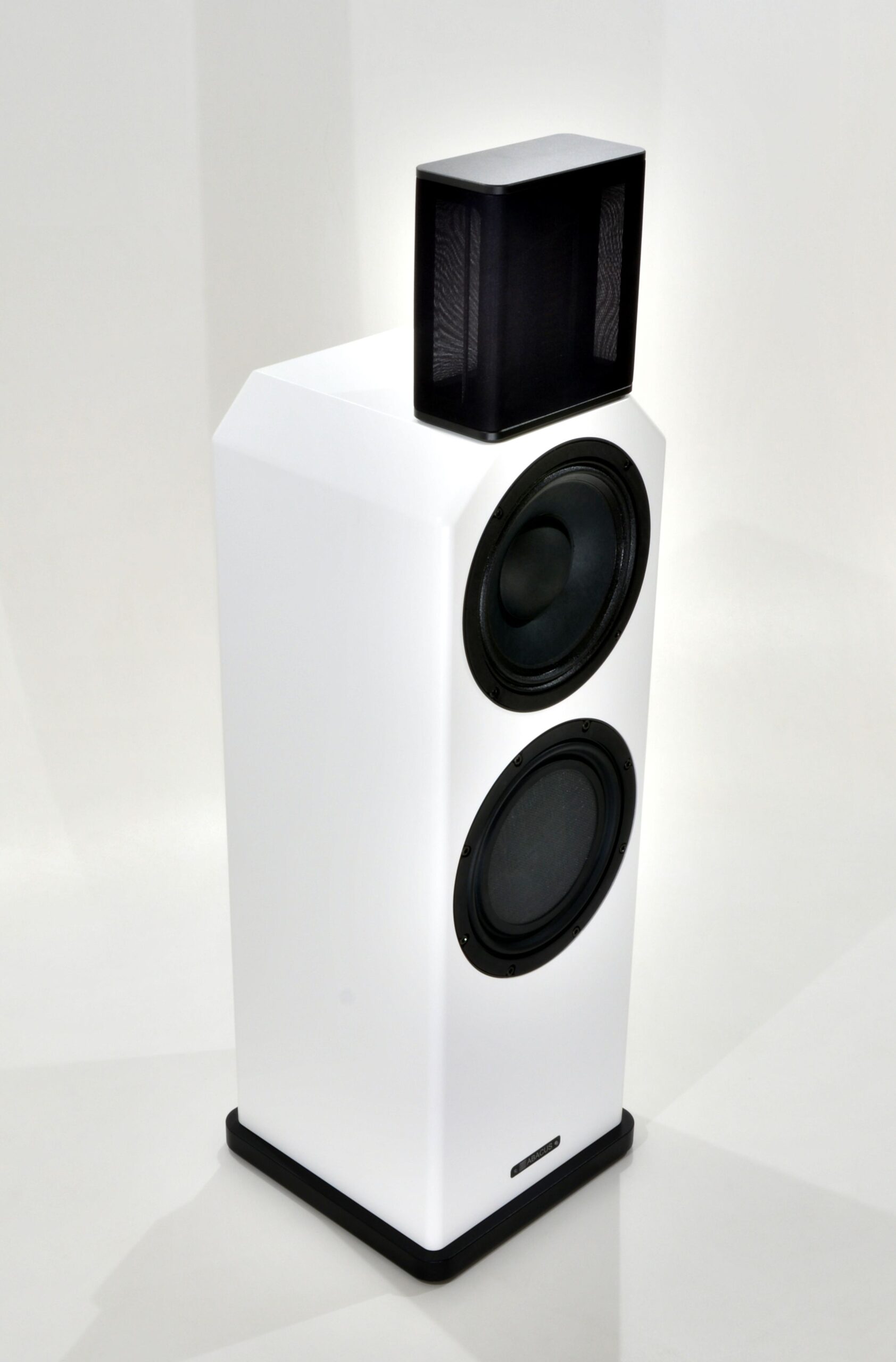oscara210_white_front_02hr Oscara 210 – Bild 1